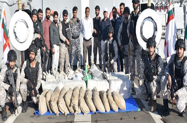 गुजरात : इंडियन नेवी ने 2 हजार करोड़ का ड्रग्स पकड़ा, पाकिस्तान से समुद्री रास्ते से लाई जा रही थी खेप