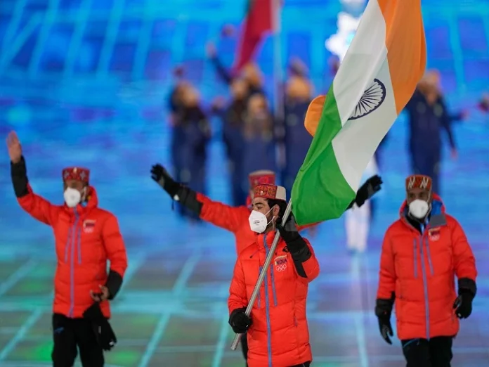स्कीयर आरिफ खान ने विंटर ओलंपिक के उद्घाटन समारोह में भारतीय दल की अगुआई की