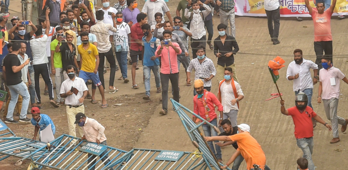 बंगाल में विरोध प्रदर्शन के दौरान BJP वर्कर्स और पुलिसकर्मियों में झड़प, विधायकों को धक्का देने का आरोप