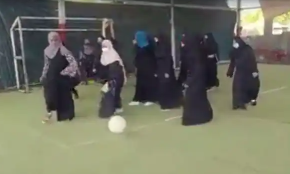 कर्नाटक से उठे हिजाब विवाद में सियासत गरमाने पर भोपाल में अनोखा मैच, बुर्के पहनकर महिलाओं ने खेली फुटबॉल
