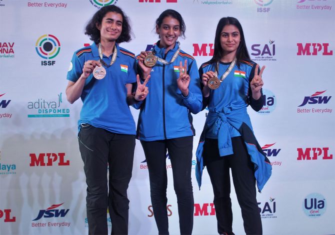 भारत की महिला शूटर्स श्रीनिवेता, ईशा, रुचिता ने 10 मीटर एयर पिस्टल में जीता स्वर्ण पदक