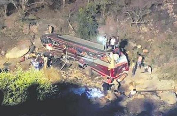 आंध्र प्रदेश में भीषण दुर्घटना, चित्तूर में चट्टान से 100 फीट गहरी खाई में गिरी बस, सात लोगों की मौत, 45 घायल