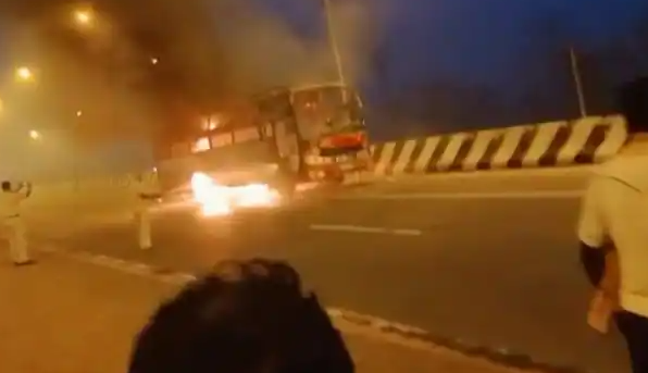 बिहार के मुजफ्फरपुर में बीच सड़क पर जल गई बस, बाल-बाल बचे यात्री