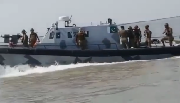 Viral Video, BSF: समुद्री सीमा पर भारत-पाकिस्तान के जवान आए आमने-सामने, भारतीय जवान ने लगाया जय श्री राम का नारा