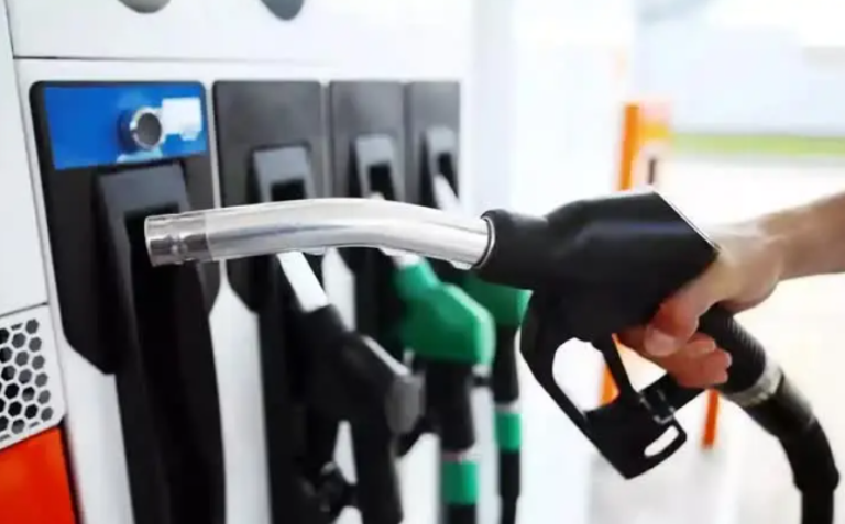 Petrol Price Today 18 February 2021 Updates: महंगा हुआ पेट्रोल-डीजल, रसोई पर भी महंगाई की आंच