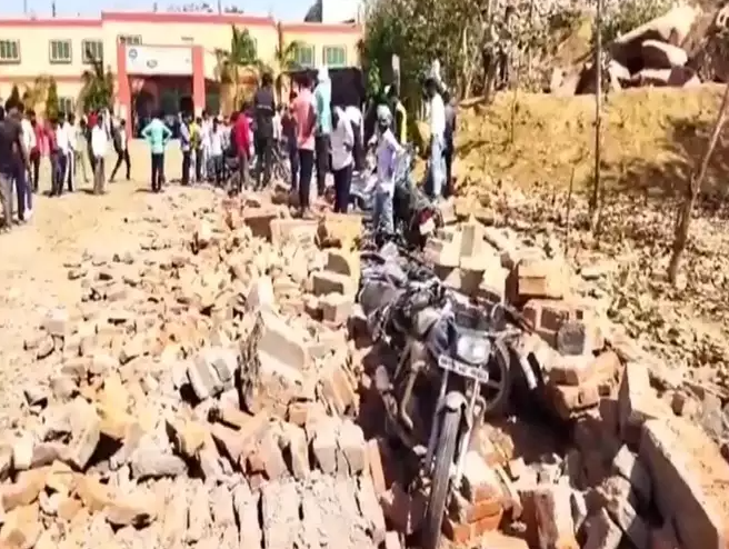 छतरपुर में कॉलेज की दीवार गिरी, 2 छात्रों की मौत, कई की हालत गंभीर