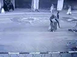 जम्मू-कश्मीर के सोपोर में बुर्का पहनी महिला ने CRPF नाके पर फेंका पेट्रोल बम, वीडियो हुआ वायरल