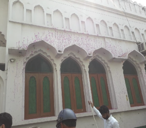 संभल में मस्जिद पर रंग फेंकने के बाद हुआ पथराव, भारी पुलिस हुई तैनात