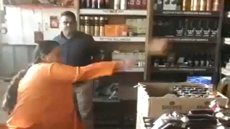 उमा भारती ने दिखाया अपना रौद्र रूप, शराब दुकान में बरसाए पत्थर, कहा- महिलाओं से बदतमीजी करते हैं शराबी