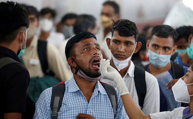भारत में आज मिले कोरोना वायरस के 1,247 नए संक्रमित, कल की तुलना में 43 फीसदी गिरावट