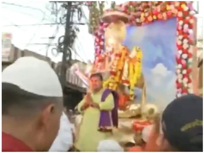 भोपाल में गंगा-जमुना तहजीब की झलक, मुस्लिम समुदाय के लोगों ने हनुमान जयंती पर निकले जुलूस पर बरसाए फूल