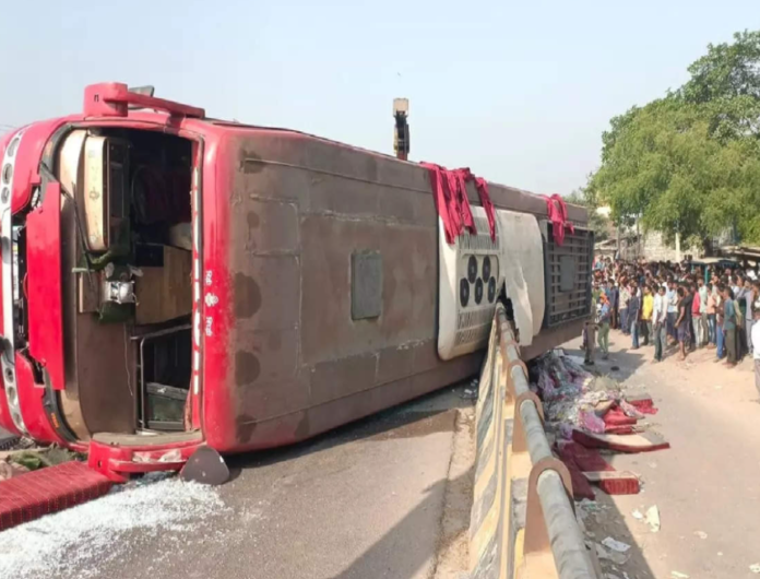 अयोध्या में भीषण सड़क हादसा, पलटी तेज रफ्तार बस, 3 लोगों की मौत, 30 घायल