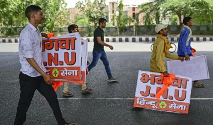 जेएनयू के बाहर लगे भगवा झंडे और 'भगवा JNU' के पोस्टर हटाए गए; दिल्ली पुलिस ने शुरू की कानूनी कार्रवाई
