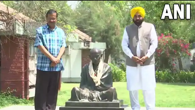 BJP के गढ़ में सेंध लगाने पहुंचे केजरीवाल! साबरमती में चलाया महात्मा गांधी का चरखा