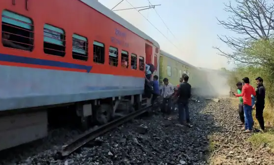 मुंबई के माटुंगा में बड़ा रेल हादसा, पुडुचेरी एक्सप्रेस के तीन डब्बे पटरी से उतरे