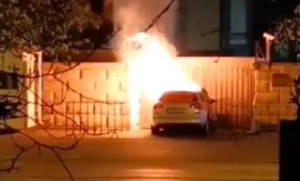 रोमानिया में रूसी दूतावास से टकराई कार, लगी भीषण आग