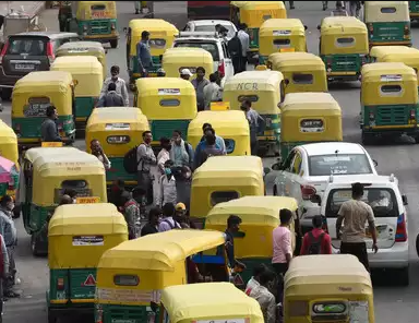 दिल्ली नोएडा बॉर्डर पर कैब को आने-जाने नहीं दे रहे, ऑटो, टैक्सी स्ट्राइक का दिख रहा असर