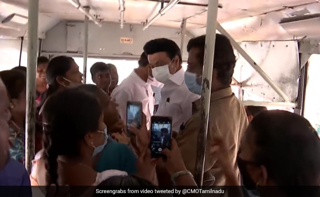 Tamil Nadu CM Public Bus Ride: सरकारी बस में चढ़े सीएम स्टालिन, खड़े होकर किया सफर, जाना सवारियों का हाल
