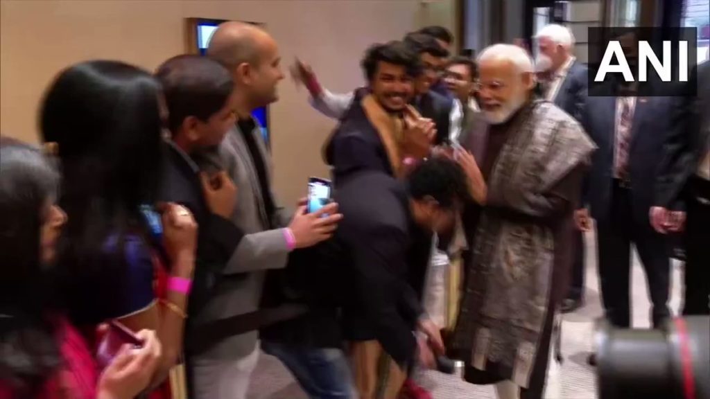 जर्मनी में पीएम मोदी का जोरदार स्वागत, लगे वंदे मातरम के नारे और लोग PM के छूने लगे पैर