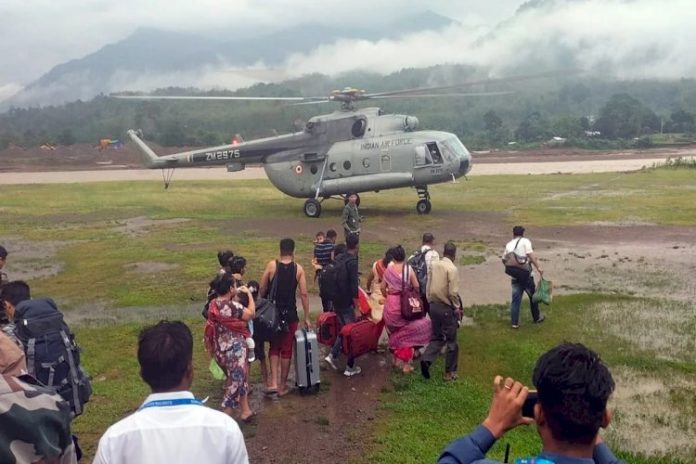 असम में बाढ़ के पानी में घंटों तक फंसी रही ट्रेन, भारतीय वायुसेना ने 119 लोगों को बचाया