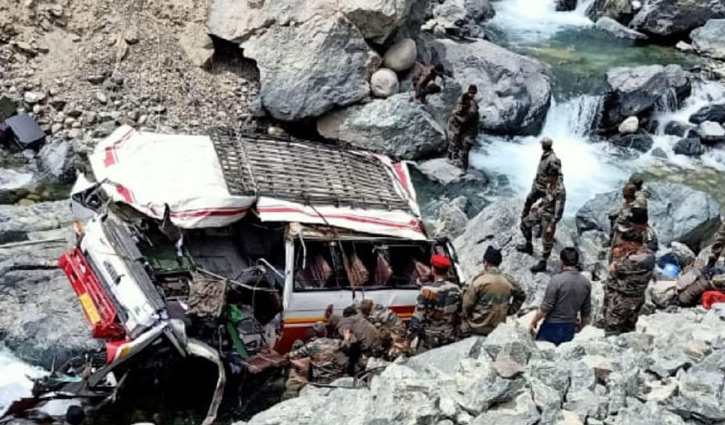 Ladakh Accident: लद्दाख में बड़ा सड़क हादसा, 26 जवानों को ले जा रही बस नदी में गिरी, 7 की मौत
