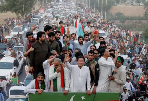 Azadi March in Pakistan: इमरान खान के समर्थक और पुलिस के बीच झड़प, हालात हुए बेकाबू, सेना को दिए गए निर्देश