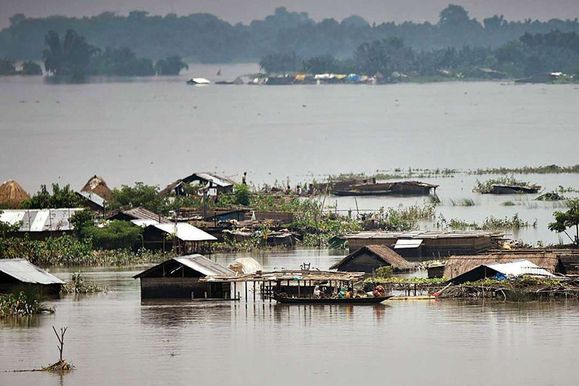 असम में बाढ़ की वजह से स्थिति गंंभीर मरने वालों की संख्या 100 पहुंची, 24 घंटों में 12 लोगों की मौत