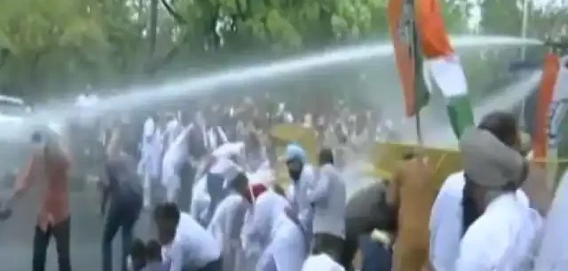 चंडीगढ़ में कांग्रेस का प्रदर्शन तेज, चलानी पड़ी वॉटर कैनन, पुलिस ने हिरासत में लिया