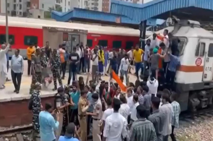 अग्निपथ स्कीम पर कोलकाता से पटना तक जबरदस्त विरोध, दिल्ली के शिवाजी ब्रिज पर ट्रेन रोककर प्रदर्शन