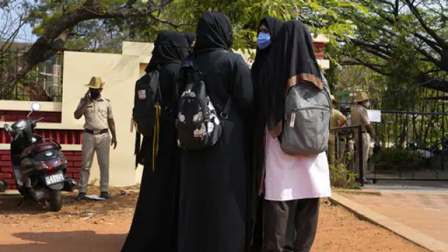 भारी पड़ी क्लास में हिजाब की मांग, कर्नाटक में 23 छात्राएं स्कूल से निलंबित