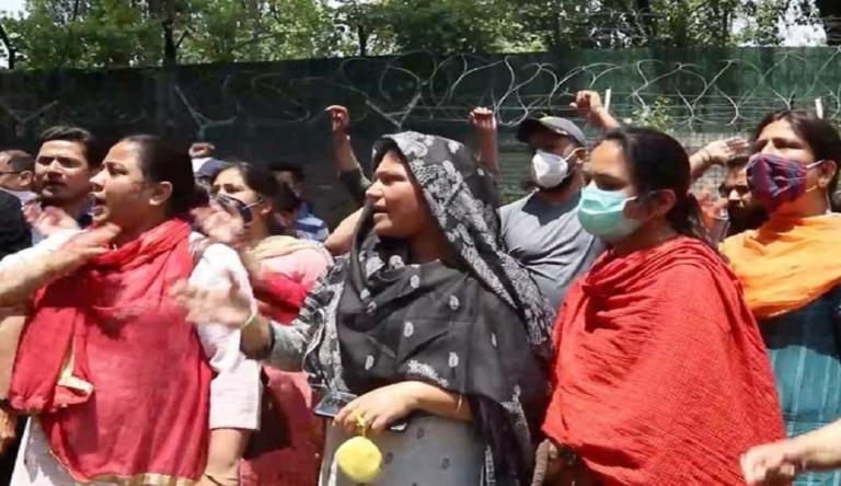 कश्‍मीर: कुलगाम में टीचर की हत्‍या, कश्‍मीरी पंडितों ने दी सामूहिक पलायन की चेतावनी