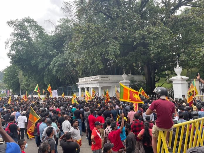 श्रीलंका में प्रदर्शनकारियों का हल्लाबोल, घर छोड़कर भागे राष्ट्रपति गोटाबाया राजपक्षे