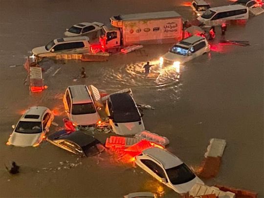 Flood in UAE : UAE में हुई इतनी बारिश की टूटा 27 साल का रिकॉर्ड