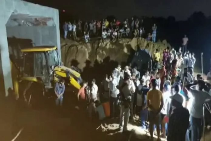धनबाद में बन रहे अंडरपास के ऊपर गुजरी मालगाड़ी, मिट्टी में दबकर 4 मजदूरों की मौत, 2 घायल धनबाद में बन रहे अंडरपास के ऊपर गुजरी मालगाड़ी, मिट्टी में दबकर 4 मजदूरों की मौत, 2 घायल