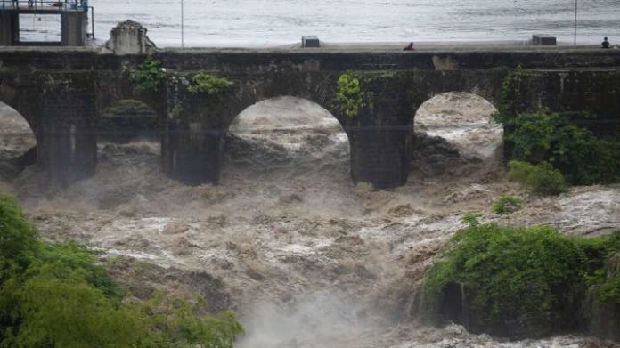 अरुणाचल में आई बाढ़, चीन से सटी सीमा पर बना रणनीतिक पुल बहा