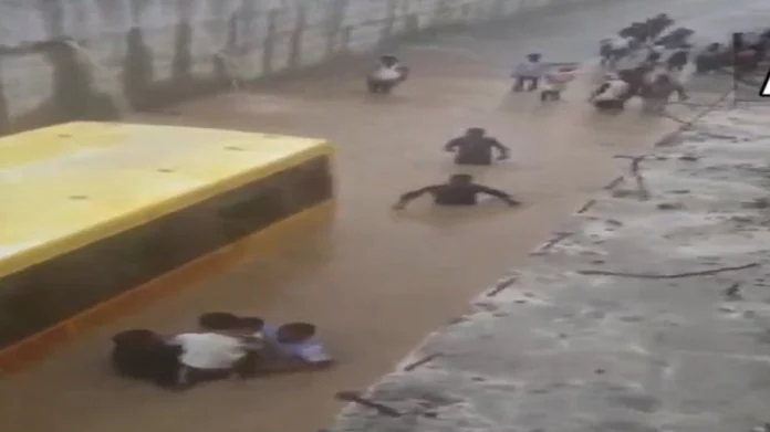बाढ़ के पानी में आधी डूब गई स्कूल बस, बच्चों में मची चीख पुकार तो मदद को दौड़ पड़े लोग बाढ़ के पानी में आधी डूब गई स्कूल बस, बच्चों में मची चीख पुकार तो मदद को दौड़ पड़े लोग