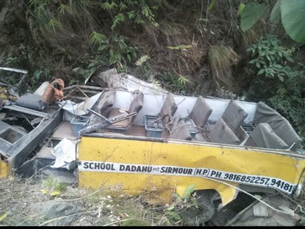 हिमाचल के कुल्लू में भीषण हादसा स्कूली बच्चों समेत 16 की मौत