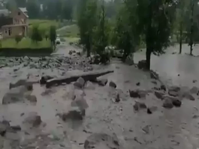 शिमला में भी जानलेवा भूस्खलन, हिमाचल में मौसम का कहर, कुल्लू में बादल फटने से कई घर तबाह