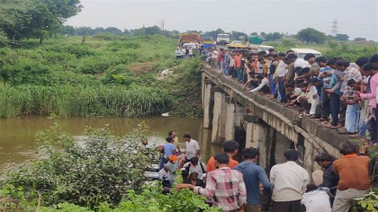 इंदौर से खंडवा जा रही बस नदी में गिरी, एक यात्री की मौत, 30 घायल