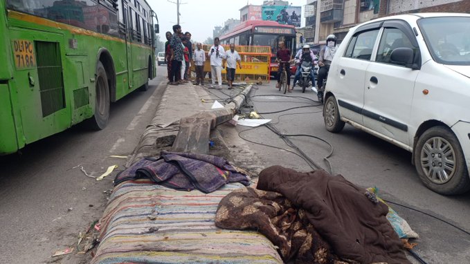 दिल्ली के दर्दनाक हादसा, डिवाइडर पर सो रहे लोगों को ट्रक ने कुचला, चार की मौत