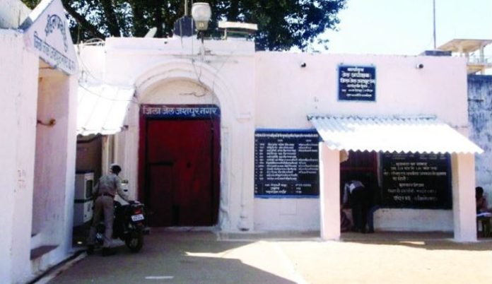 in-the-case-of-two-prisoners-absconding-from-jashpur-jail-two-suspended-including-the-chief-jail-guard
