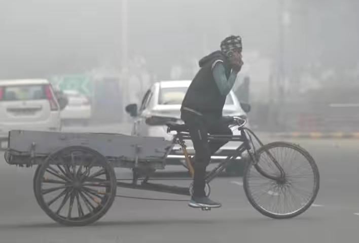 घने कोहरे की चपेट में दिल्ली, मौसम विभाग ने जारी किया यलो अलर्ट, आबो-हवा भी खराब