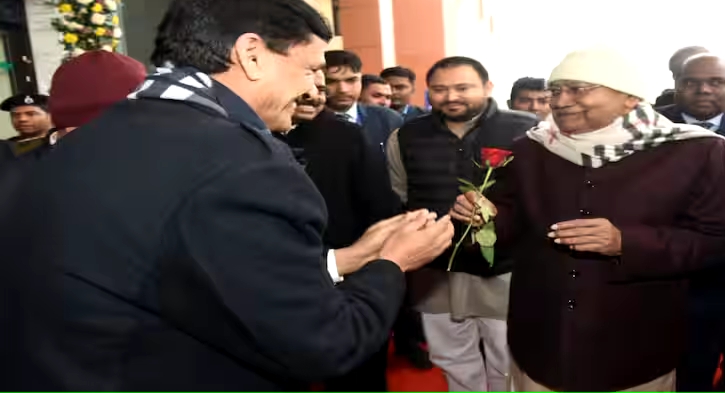 समस्तीपुर में जब MP नित्यानंद ने CM नीतीश को दिया गुलाब तो लगे मुस्कुराने, बगल में खड़े तेजस्वी ने ऐसा किया रिएक्ट