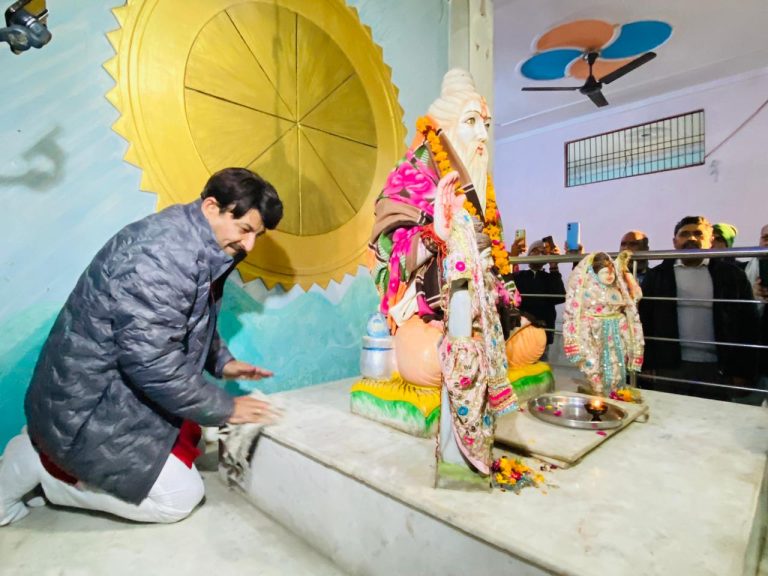 मनोज तिवारी ने बाल्मिक मंदिर में स्वच्छता के लिए श्रमदान कर पूजा अर्चना की