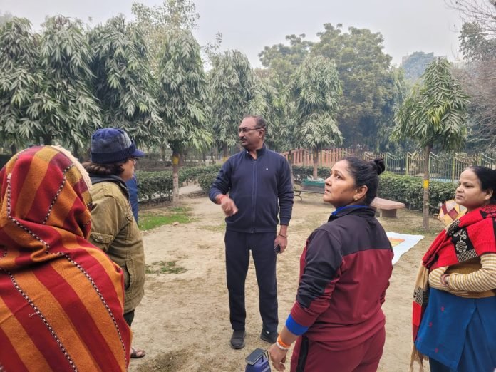 कच्चे नालों की साफ़ सफाई शुरू करायी कृष्णा नगर में पार्षद संदीप कपूर नें