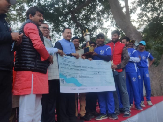 सांसद खेल महोत्सव क्रिकेट प्रतियोगिता का फाइनल मैच तिमारपुर की टीम ने जीता