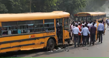 दिल्ली में स्कूल बस ने स्कूटी और ऑटो रिक्शा को मारी टक्कर, 1 की मौत, 3 स्कूली छात्र जख्मी