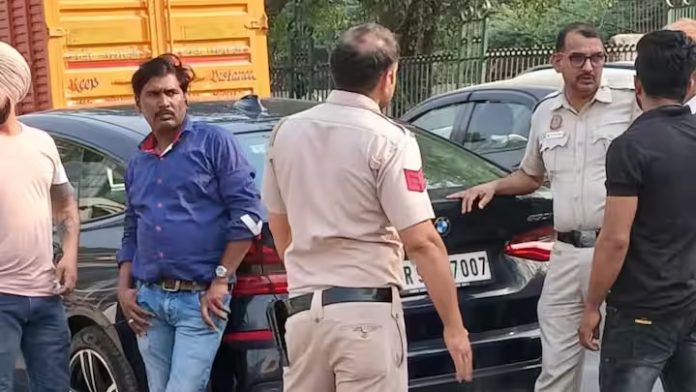 Delhi News: दिल्ली में वोटिंग से पहले चुनाव आयोग का एक्शन, ओखला में कार से 2 करोड़ रुपये बरामद, दो लोग हिरासत में