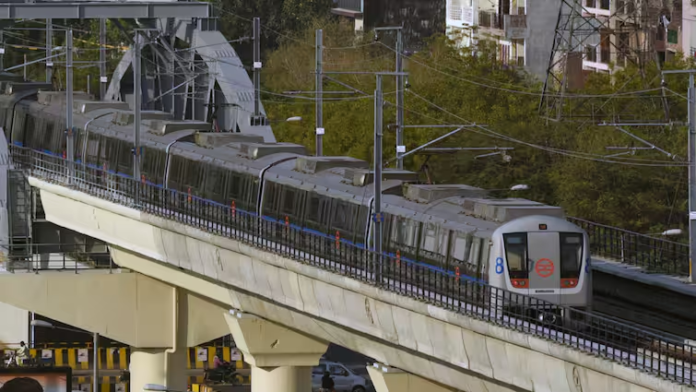 दिल्ली मेट्रो में आपत्तिजनक हरकतें करते कपल की वीडियो वायरल, अब सोशल मीडिया पर उठ रही ये मांग