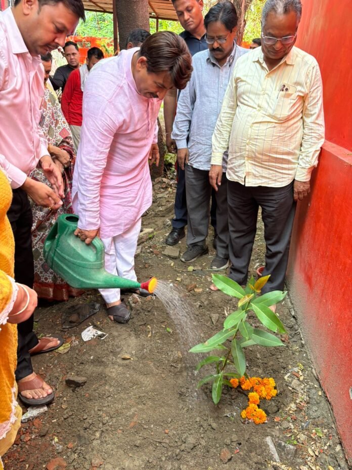 मनोज तिवारी ने लगाया एक पेड़ अपनी मां के नाम